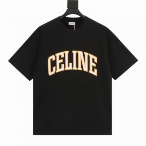 款号Y632 Celine 赛琳 弧形字母印花短袖 采用2 克40支精梳棉面料制成，且经由水洗后面料手感顺滑，不易缩水变形，不易褪色，质感满满。印花采用弹力胶浆