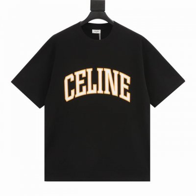 款号Y632 Celine 赛琳 弧形字母印花短袖 采用2 克40支精梳棉面料制成，且经由水洗后面料手感顺滑，不易缩水变形，不易褪色，质感满满。印花采用弹力胶浆