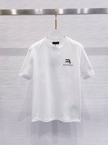 巴黎世家 2025早春新款男女同款短袖T恤，！定制专属纯棉面料，定制原版工艺螺纹，胸前重工字母Logo工艺设计！简约大方，从容百搭，档次极高，完美融入时尚还有风