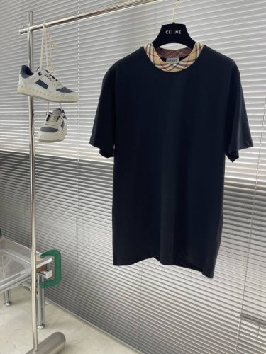 bbr 25Ss新款圆领 T 恤衫，选用平织棉面料打造，呈现休闲版型。融入 Bur 格纹饰带设计，以品牌标志性沙色演绎。 码数：S.M.L.Xl 衣长