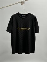 Lv 3D刺绣短袖 本款T恤为胸前采用康丽绣花，再以手写体路易威登标识点明品牌身份。Marque L.Vuitton DéposéE 标签栖身后部，考究笔触可轻