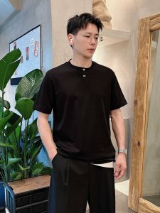 迪奥 2025春夏新款首发专柜最新款短袖圆领T恤 高端订制 设计前卫时尚 品牌Logo重工艺设计 高端定制丝光云朵棉面料.手感柔软.穿着舒适.专柜级别精致车线.