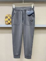prada 普拉达 2025新品爆款休闲裤，选用欧洲进口面料，柔软舒适有质感，原版五金配件，非常炫酷细节处理精致，上身效果超级无敌赞，潮流百搭。尚选面料匠心而制