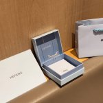 Hefang何方珠宝闪闪蝴蝶结锁骨链优雅高级饰品轻奢生日礼物，First Dance象征着新人的婚礼祝福见证以礼服.上随裙摆飘逸起舞的蝴蝶结为灵感设计师打造全新