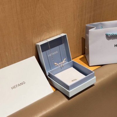 Hefang何方珠宝闪闪蝴蝶结锁骨链优雅高级饰品轻奢生日礼物，First Dance象征着新人的婚礼祝福见证以礼服.上随裙摆飘逸起舞的蝴蝶结为灵感设计师打造全新