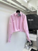 P400 Pr*Da 普拉达早春新款定型衬衣 塑型领口设计 精致又时尚 瞬间提升气质 下摆可以自由凹造型 让你在人群中脱颖而出 纯棉材质 舒适亲肤 给你一整天的
