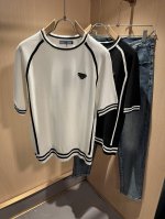 prad*A普*达2025早春新款男士伊力特短袖针织短袖T恤，最新款全网独家首上！！~既经典有时尚百搭，谁不爱啊，将经典再次展现，非常的耐看，自带低奢光环与辨识
