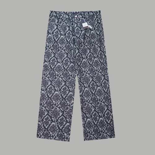 L V路易 25Ss早春新品 明星同款蛇纹提花格纹牛仔裤 Vuitton蛇纹图案牛仔裤，直接被它拿捏住！ 它的蛇纹图案设计超有特色，既不是那种张扬得扎眼的类型，