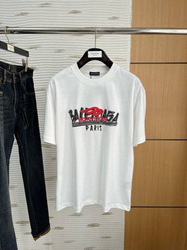 巴黎是家* 25Ss春夏新款首发专柜最新款短袖圆领T恤 高端订制 设计前卫时尚！品牌Logo重工艺设计 高端定制230克面料.手感柔软.穿着舒适.专柜级别精致车