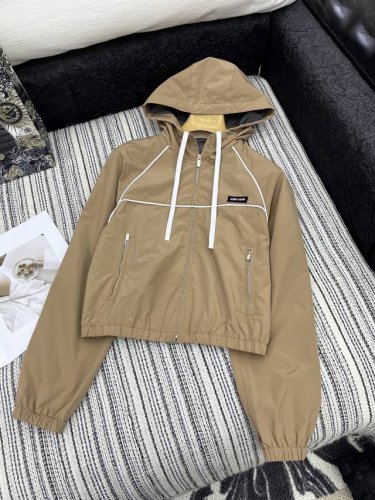 爆款现货 原单高品质 Miu Mi*｜25新款休闲抽绳带帽拉链外套 颜色百搭高级 定制版型 系列款包容性好 尽显高级随意感 视觉盛宴 四季必入的百搭单品 订制面