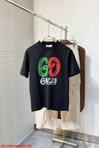 L555 Gu古驰 2025春夏新款首发最新款短袖圆领T恤 高端订制 设计前卫时尚！品牌Logo重工艺设计 高端定制丝光云朵棉面料.手感柔软.穿着舒适.级别精致