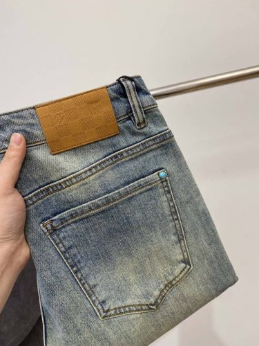 lv、2025最新品，专柜同步有售，原单狠货，水洗休闲牛仔裤，进口原版水洗弹力面料，舒适有弹性，原版五金辅料装饰Logo，版型超正，档次极高，专柜品质，上身时尚