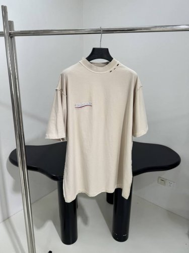 新品political Stencil中号反穿版型T恤 复古平纹针织面料 中号版型剪裁 反穿设计 正面饰以political Stencil标识绣花 反面效果
