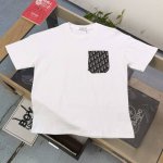 上新 款号：L25719 高版本 2025新款Dior迪奥胸前经典提花贴布口袋Logo后背条纹印花休闲情侣短袖T恤，简约时尚潮流，上身颜值超高，面料用320G