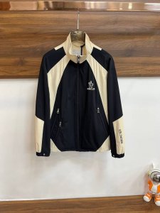 Moncler 蒙口 2025Ss早春新款发布蒙口立领夹克外套，春季爆款外套，穿上就是舒适自在又显瘦的存在，慵懒而随性，结合干净简单的色系就特别耐看，适合日常穿