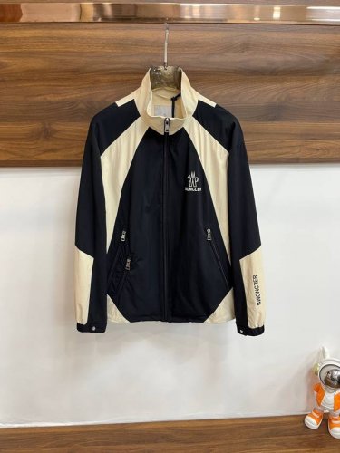 Moncler 蒙口 2025Ss早春新款发布蒙口立领夹克外套，春季爆款外套，穿上就是舒适自在又显瘦的存在，慵懒而随性，结合干净简单的色系就特别耐看，适合日常穿