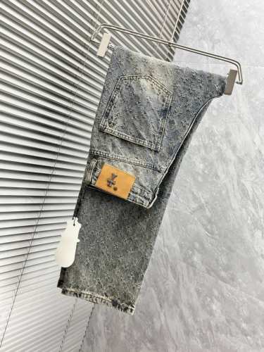 克罗 ‘’ 宽松直筒 复古渐变牛仔裤 街头酷感必备 经典牛仔搭配独特的渐变效果，颜色由深入浅的过渡自然，仿佛带着岁月的痕迹，复古感直接拉满。 直筒的版型不挑腿型