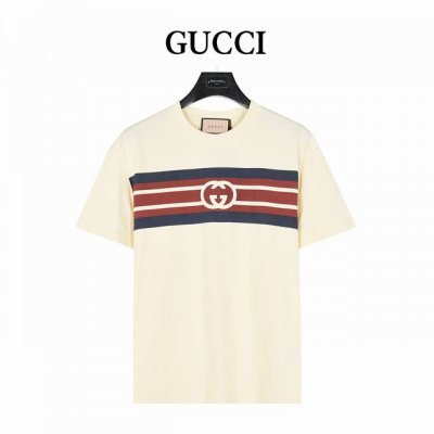 gucci 古驰 双G互扣条纹印花短袖T恤 从80年代的印花汲取灵感。 这款短袖针织棉T恤巧妙运用 古驰创星说 Gucci Cosmogonie 系列的加长织带