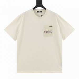 Fendi 芬迪 25Ss 口袋Ff压花短袖 精选250G纯棉面料，32支双股双纱打造，胸前皮标经品牌方反复修改一个月才敲定，采用真皮激光切割，芬迪经典标志图腾