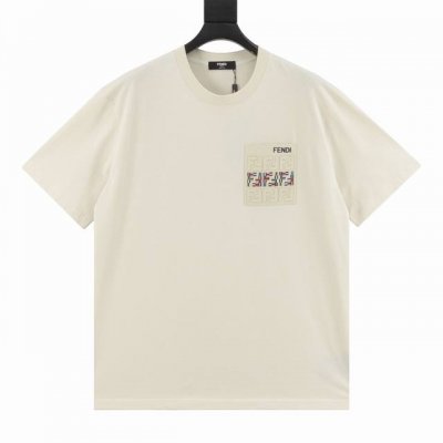 Fendi 芬迪 25Ss 口袋Ff压花短袖 精选250G纯棉面料，32支双股双纱打造，胸前皮标经品牌方反复修改一个月才敲定，采用真皮激光切割，芬迪经典标志图腾