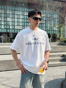 华伦天奴 2025春夏新款首发专柜最新款短袖圆领T恤 高端订制 设计前卫时尚 品牌Logo重工艺设计 高端定制丝光云朵棉面料.手感柔软.穿着舒适.专柜级别精致车