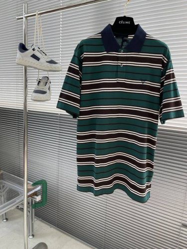 prad 25新款撞色条纹Polo衫，这款Polo衫以绿色撞色为经典设计，搭配罗纹针织撞色衣领，前胸方饰有字母刺绣徽标，整体撞色条纹更彰显整款衣服活力与个性，是