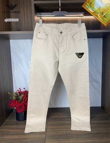 P200阿玛尼 2025最新爆款牛仔裤，采用欧洲进口客供面料！原版五金辅料！重工洗水牛仔工艺、面料超高做工完美出货，手感柔软细腻舒适，面料微弹，后腰皮牌五金设计