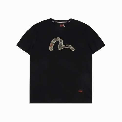 Evisu 福神 25Ss 织锦海鸥刺绣短袖 正面以日本松柏与仙鹤图案织锦小海鸥贴布装饰，展示精美工艺。短袖后劲处更可见烫金Evisu标志，更添奢华气质。搭配穿