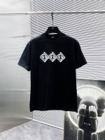 芬迪 Fendi 2025新款 圆领 短袖 T恤 ，高端版本！专柜定制面料 透气舒适度高，细节无可挑剔，品牌元素设计理念，体现高品质。手感细腻柔软！呈现休闲裁剪