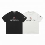 款号：M1003 Moncler 蒙口 官网同款印花图案 2025新款 红白交错字母印花 定制袖章 男女同款 短袖T恤 - 26G双纱纯棉顶级面料 手感柔软 百