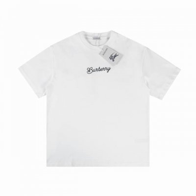 Burberry Bbr25Ss新款士兵冲浪圆领短袖T恤 T恤衫选用平织棉面料打造，呈现常规版型。汲取航海结与品牌马术骑士徽标灵感，打造独特创意印花元素，塑就B