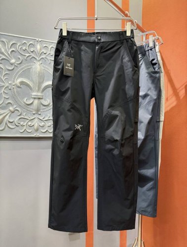 p250 Arc‘Teryx/始祖鸟 2025新品爆款休闲裤，选用欧洲进口面料，柔软舒适有质感，原版五金配件，非常炫酷细节处理精致，上身效果超级无敌赞，潮流百搭