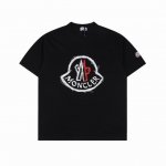 Moncler 蒙口 简约印花袖口经典章仔短袖T恤 基础衫，经典百搭，260克重纯棉面料，不缩水，男女同款宽松版型，时尚大气。 颜色：黑白 尺码：Xs-L