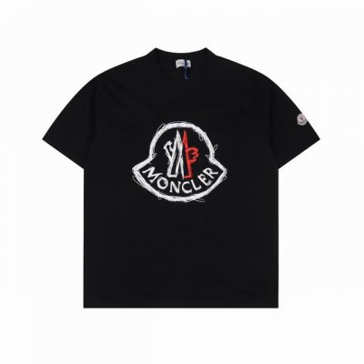 Moncler 蒙口 简约印花袖口经典章仔短袖T恤 基础衫，经典百搭，260克重纯棉面料，不缩水，男女同款宽松版型，时尚大气。 颜色：黑白 尺码：Xs-L