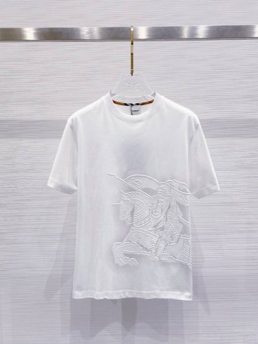 巴宝莉 2025早春新款男女同款短袖T恤，！定制专属纯棉面料，定制原版工艺螺纹，胸前重工字母Logo工艺设计！简约大方，从容百搭，档次极高，完美融入时尚还有风情