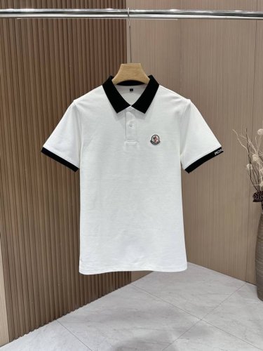 moncler 蒙口 Hk专柜同款同步上新短袖翻领Polo，采用订制双丝光六角珠地棉面料，领襟处针织罗纹收口，精致扣子，胸前Logo绣花章搭配，极为抢眼，有独特
