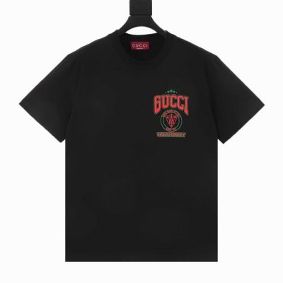 gucci 古驰 25Ss 胸口字母徽章印花短袖 精选100%高支棉 触感如春风拂面 轻盈贴合肌肤 赋予日常穿着以极致舒适 领口采用防变形螺纹织法 肩线精准裁剪
