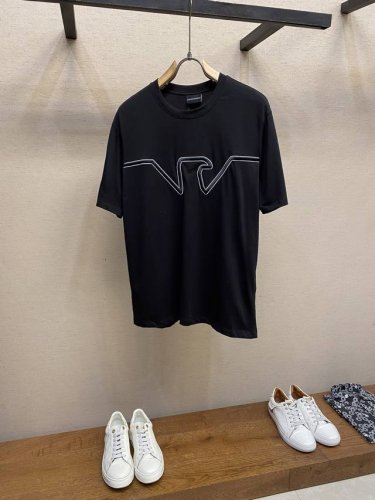 emporio Armani 阿玛尼老鹰图标刺绣刺绣圆领短袖 Armani官网一致款式 面料：32支双纱280克纯棉面料 同缸同色织染螺纹 颜色一致 工艺：进口