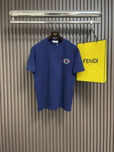 Givenchy 3D立体徽章刺绣短袖T恤，采用定制棉质面料，洗后克重275G，面料舒适柔软，亲肤透气，胸前饰以立体徽章字母刺绣做装饰，后背同饰以立体字母刺绣设