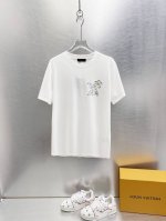 Lv 重磅推荐 2025Ss夏装新品 专柜在售 最新系列图案Logo短袖T恤 必须人手一件的节奏 进口顶极精梳棉面料 极为亲肤舒适 摸上去非常的细腻 质感很好