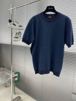 Fend Selleria 满印Ff针织短袖 定织定染奢柔多元纤维织料 手感细腻 柔软亲肤 以深邃的藏蓝色为基调 是经典与优雅的代名词 饰有全幅匹配色彩的全幅F