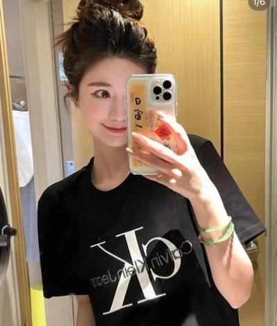 上新 凯文克莱Ck刺绣Logo短袖T 今日份甜度达标上身即时髦～ 特别好看的两色 实物更高级很显白！ Ck字母重工刺绣Logo 氛围感拉满了 一眼就会爱上#永远