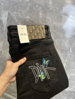 Dior迪奥 2025新品男士牛仔裤 面料舒适弹性好。独家发售 时尚优雅 重工艺设计。采用原色酵母水洗工艺 精选进口重磅丹宁牛仔面料 配定制五金装饰 真皮皮牌