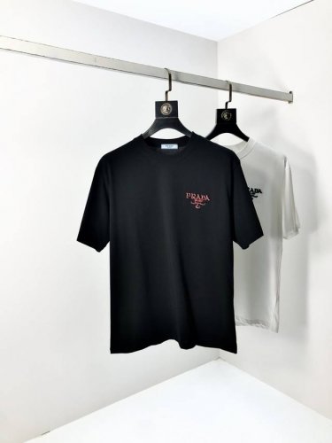 普拉达。穿200斤。宽松版 顶级货品2025春夏新款首发专柜最新款短袖圆领T恤 高端订制 设计前卫时尚！品牌Logo重工艺设计 高端定制天丝面料.手感柔软.穿着