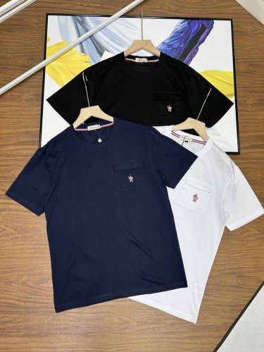 Moncler 蒙口胸前口袋款式 2025专柜同款原版定制最新的贸易订单短袖T恤 这款基础款T恤秉承品牌简约的理念 高品质加密精梳棉面料 光泽度好细腻丝滑柔软细