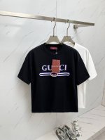 2025Ss夏季最新品，专柜同步有售，原单狠货，时尚休闲圆领短袖T恤，上身舒适！吸睛而有亮点，采用进口原版面料，顶级工艺字母图案Logo，简单而不失时尚，上身时