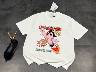 新款短袖上新2025Ss夏季Gucci 古驰×阿童木 潮人必备T恤 宝子们，时尚圈又搞大动作啦！古驰和阿童木的联名T恤，简直是时尚与童年回忆的梦幻联动 ，必须入