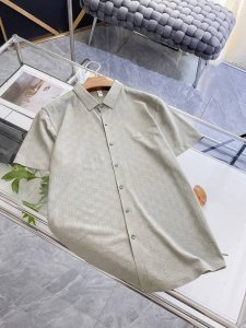 迪奥25Ss春夏新款翻领polo 精选天丝棉贡缎棉料 舒适细腻带来极佳的亲肤感 同时吸湿透气 W方便打理 精工螺纹现织领口 修饰身形同时更不易变形 5与细节处体