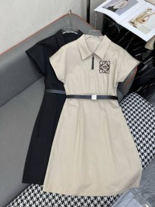 lowe* 25Ss 新款翻领连衣裙 logo皮质绣花装饰 搭配腰带 两色三码Sml 蓝色 S M L 款号 02283#