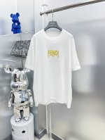 fen *芬迪 2025夏季新款印花Logo短袖Tee 专柜同步有售，原单狠货，时尚 进口原版科技面料，上身舒适透气，原版定制五金辅料，上身帅气有型，三标齐全，